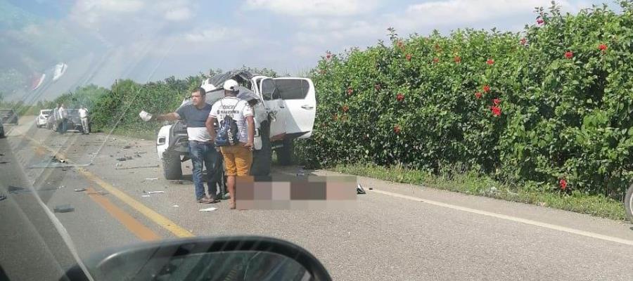 Motociclista se impacta contra camioneta y resulta lesionado en la Teapa-Villahermosa