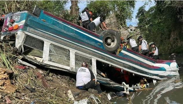 Más de 50 muertos, deja accidente de autobús en puente en Guatemala Más de 50 muertos, deja accidente de autobús en puente en Guatemala