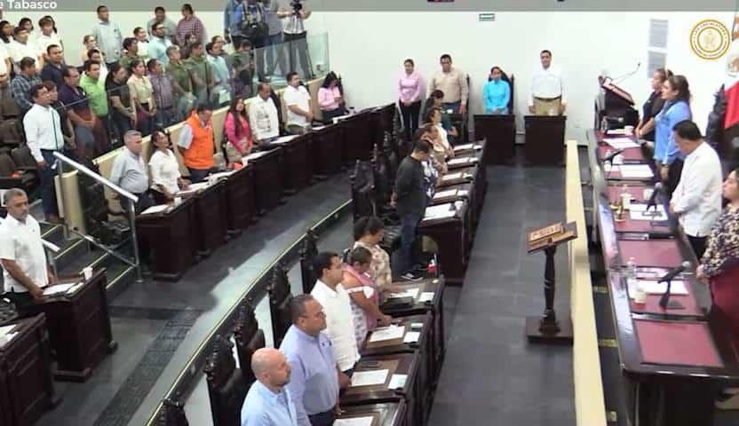 Guarda Congreso local minuto de silencio por víctimas del accidente en Escárcega