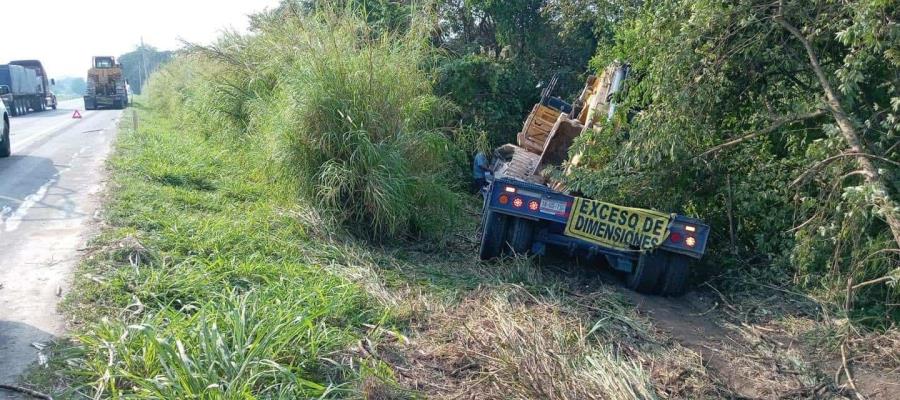 Embiste y atraviesa remolque con caña en el C-32 de Huimanguillo