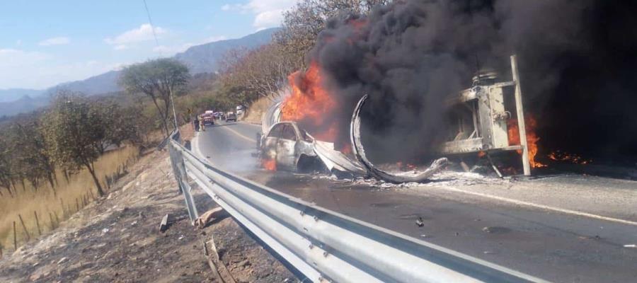 Tras choque pipa de combustible explota en Tecolotlán, Jalisco