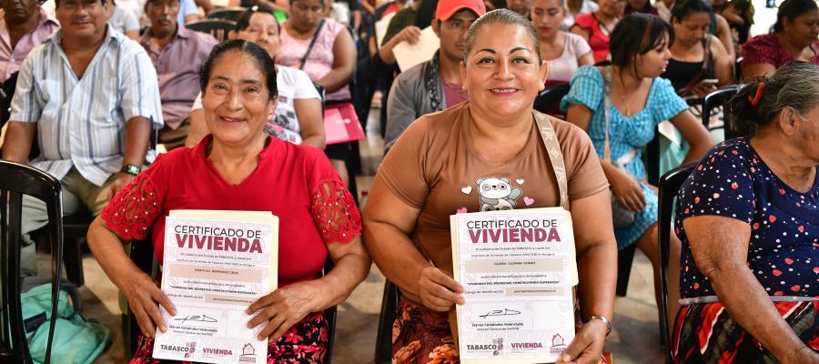 Entrega gobierno estatal 100 certificados de viviendas y 331 tarjetas de pensión a hombres en Teapa