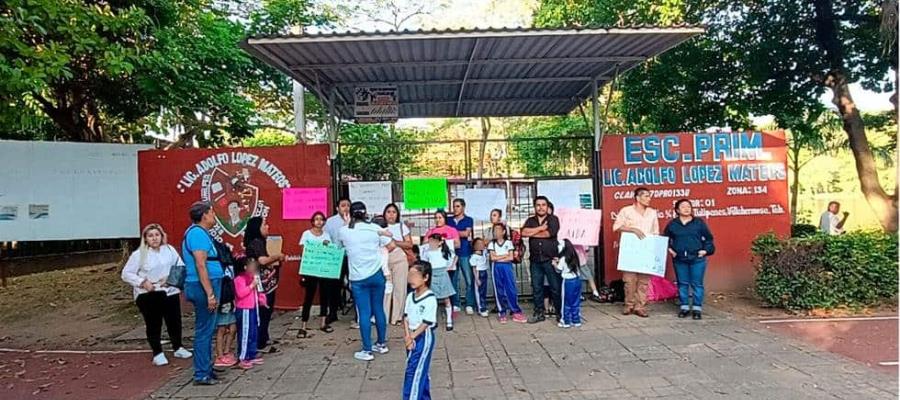 Cierran padres de familia primaria en Centro para exigir restitución de docente