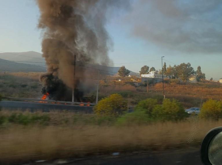 Se enfrentan grupos criminales y bloquean carreteras en Michoacán