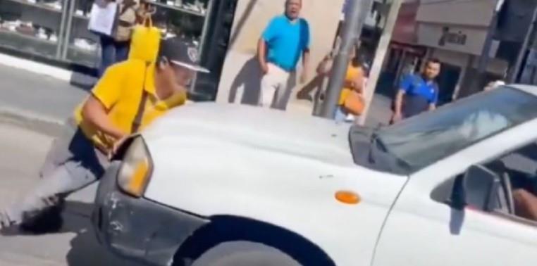 Arriesga su vida para impedir decomiso de su carrito de nieves en Veracruz