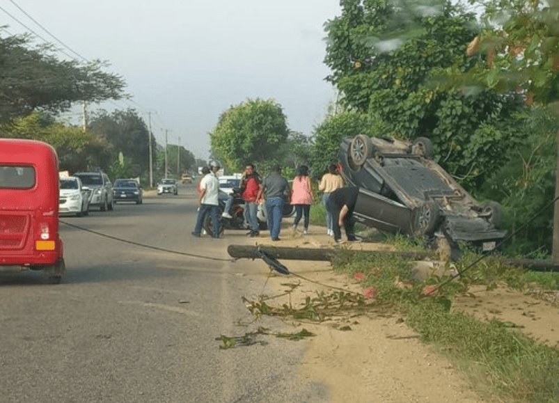 Vuelca al evitar impactar a camión que invadió carril en la Villahermosa-Jalapa