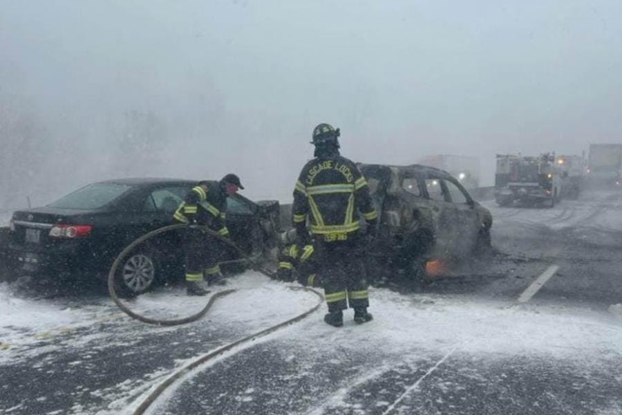 Chocan más de 100 vehículos en Oregón, EE. UU. por nieve