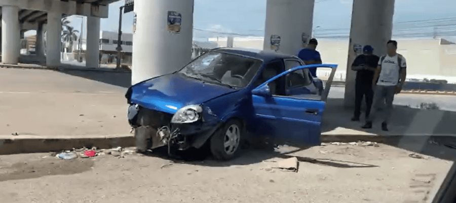 Choca a motociclista, huye y después se impacta contra muro en Centro