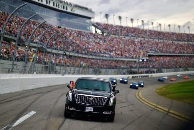 Trump da vueltas con “La Bestia” al circuito Daytona 500