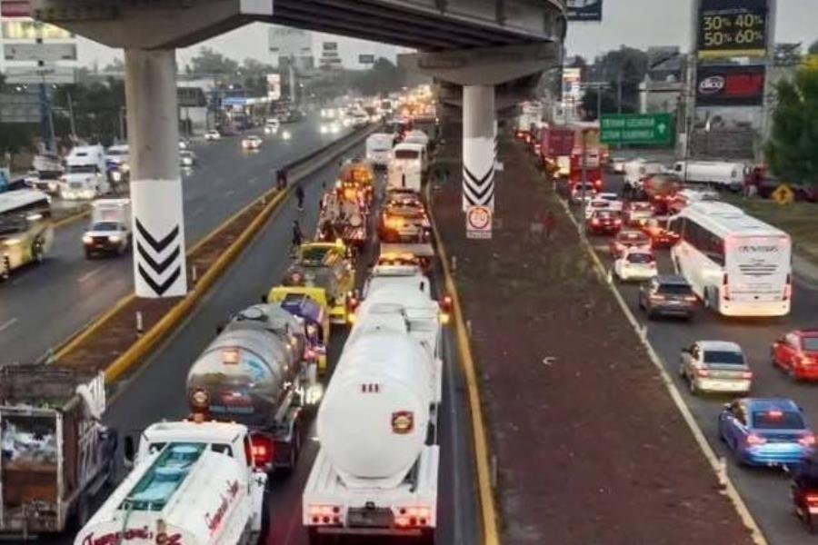 Bloquean transportistas autopistas a la Ciudad de México; provocan caos vial