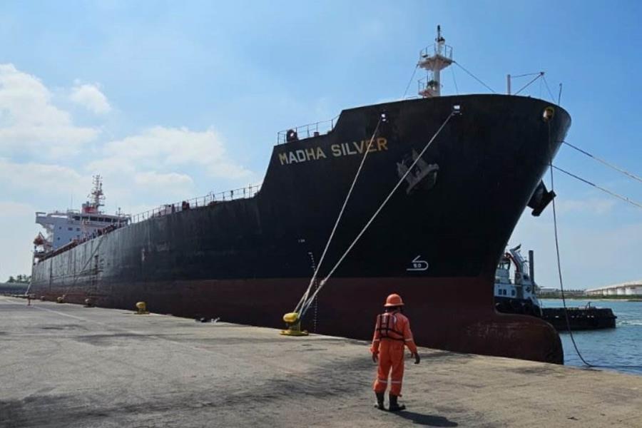 Llega buque de casi 200 metros al Puerto Dos Bocas, Paraíso