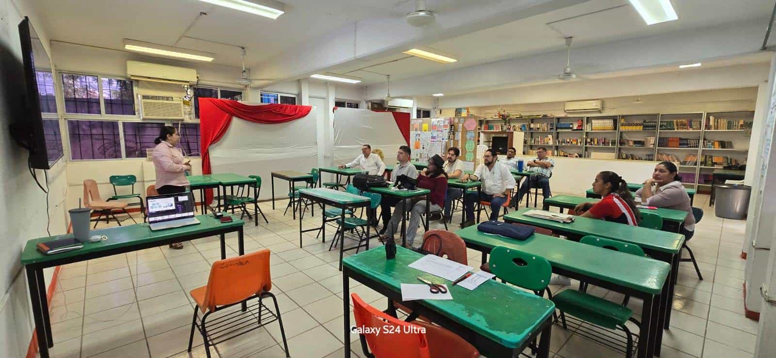 Conductor de volteo arrolla a dos barrenderas de Centro y se da a la fuga