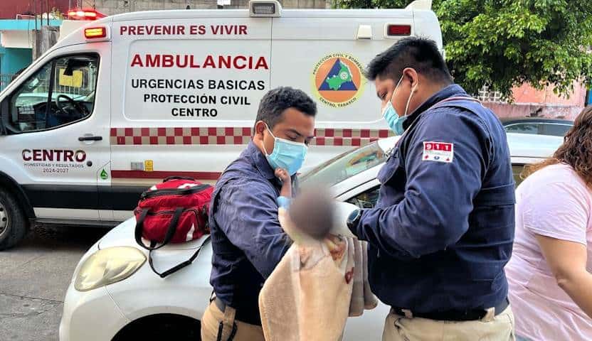 Comerciantes bloquean acceso a nuevo hospital del IMSS Cárdenas, para exigir pavimentación de calle