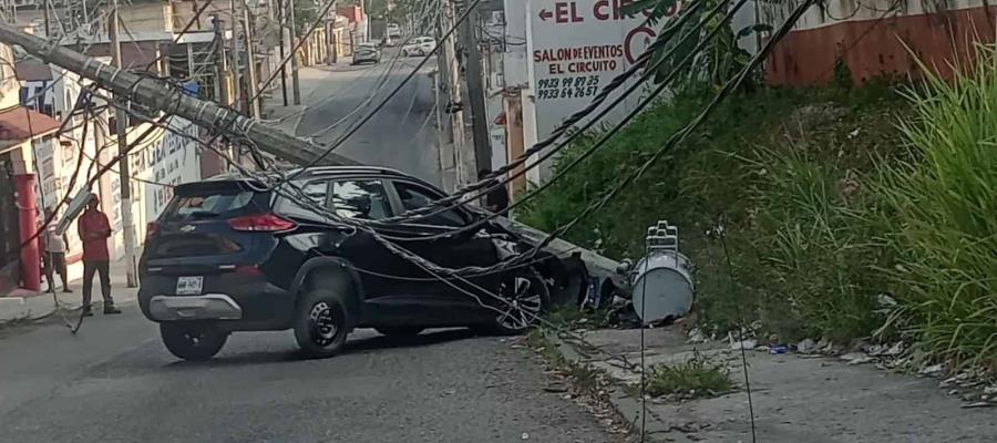 Choca con poste de CFE en Atasta y deja sin luz toda la zona Choca con poste de CFE en Atasta y deja sin luz toda la zona