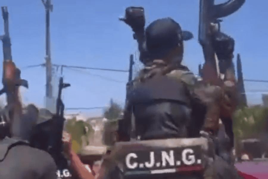 Exhiben a sicarios del CJNG conviviendo con pobladores de Huajúmbaro, Michoacán Exhiben a sicarios del CJNG conviviendo con pobladores de Huajúmbaro, Michoacán