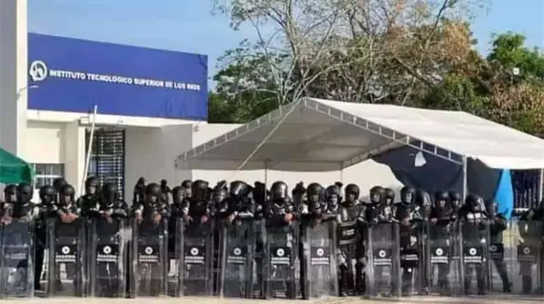 Desalojo en Balancán y casco cefálico en hospital de Macuspana, revira PRD a May en su contra informe