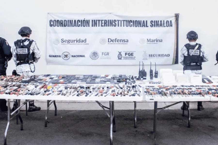 Aseguran autoridades armas blancas, droga, celulares y hasta una cámara fotográfica durante cateo en penal de Sinaloa Aseguran autoridades armas blancas, droga, celulares y hasta una cámara fotográfica durante cateo en penal de Sinaloa