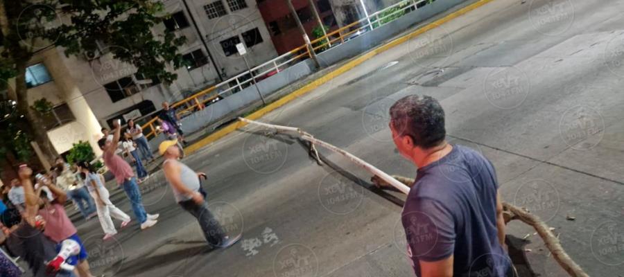 Bloquean por varias horas tramos del periférico de Villahermosa por falta de energía eléctrica Bloquean por varias horas tramos del periférico de Villahermosa por falta de energía eléctrica