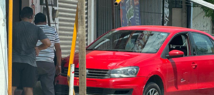 Se impacta vehículo contra estructura de comercio en Atasta Se impacta vehículo contra estructura de comercio en Atasta