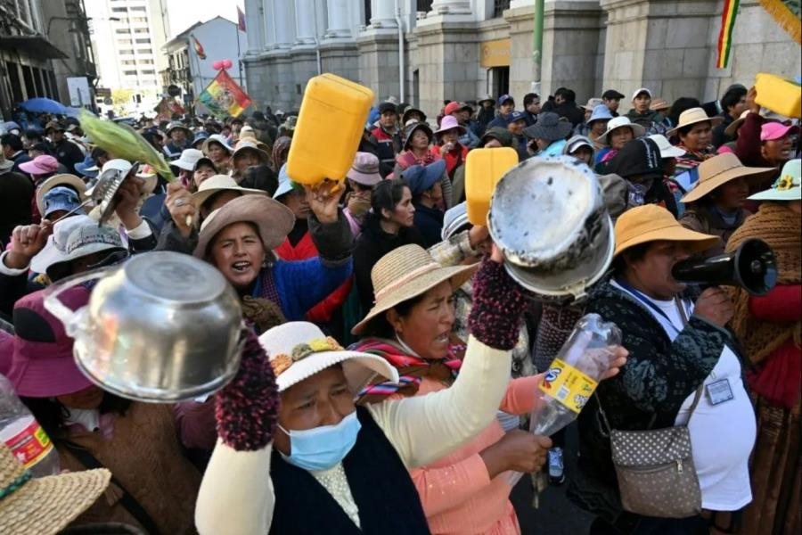 Simpatizantes de Evo Morales bloquean carreteras en Bolivia para exigir su inscripción a las elecciones Simpatizantes de Evo Morales bloquean carreteras en Bolivia para exigir su inscripción a las elecciones