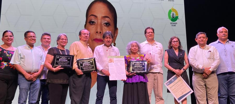 UJAT reconoce a Maribel Cornelio Cruz por 45 años de trayectoria en la docencia artística UJAT reconoce a Maribel Cornelio Cruz por 45 años de trayectoria en la docencia artística