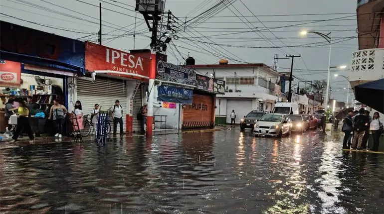 Fuerte lluvia sorprende a tabasqueños; deja accidentes y caída de ramas en la Villahermosa-Cárdenas