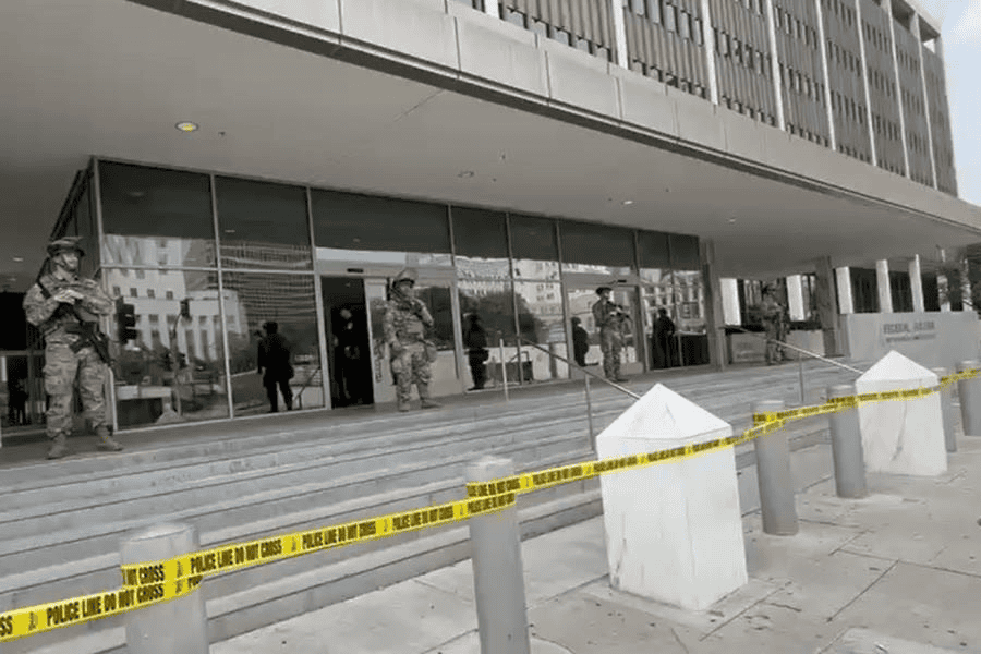 Oficinas de ICE en Los Ángeles, sin personal, con resguardo militar y grafiteadas