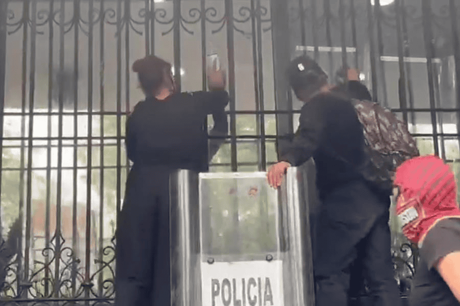 Mujeres irrumpen en Segob; piden justicia por caso Holy Yash
