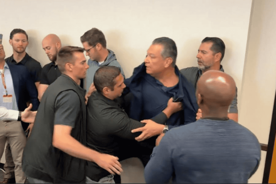 Retiran a la fuerza a senador demócrata en conferencia de prensa de Kristi Noem