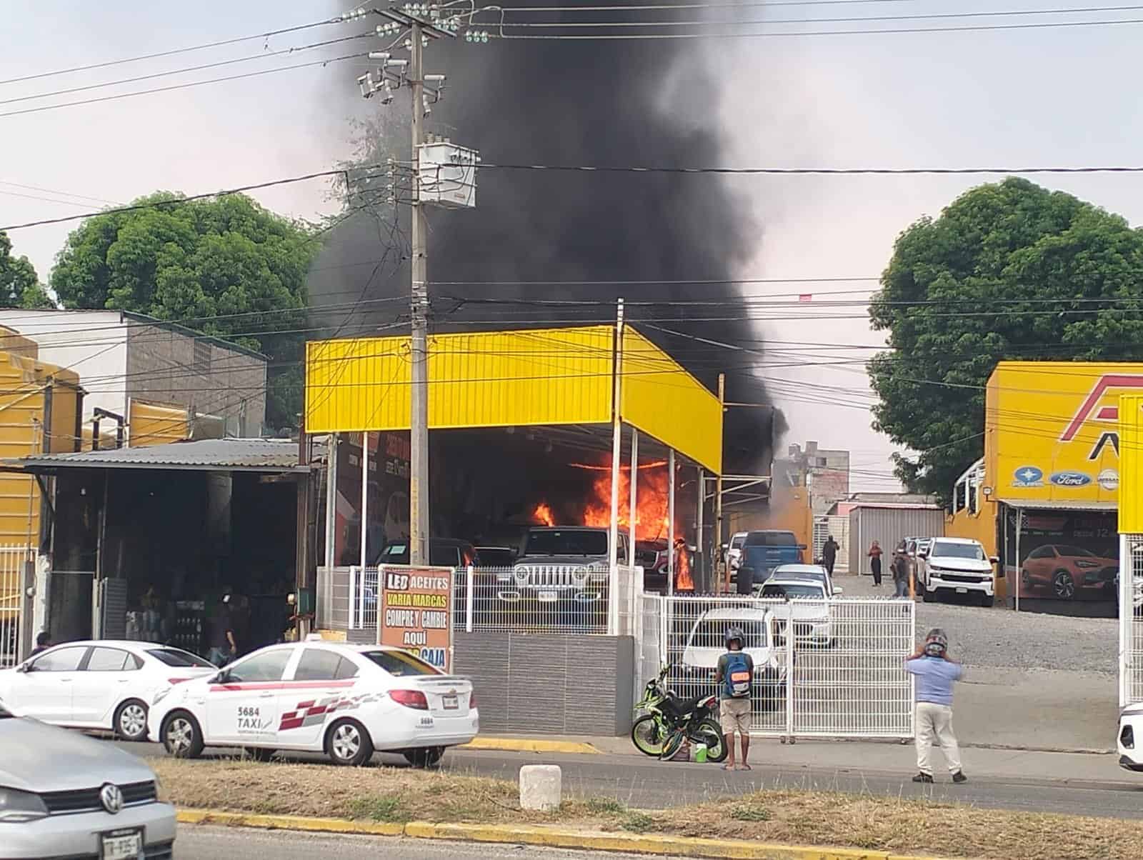Se quema tianguis de carros Villahermosa; presumen ataque directo