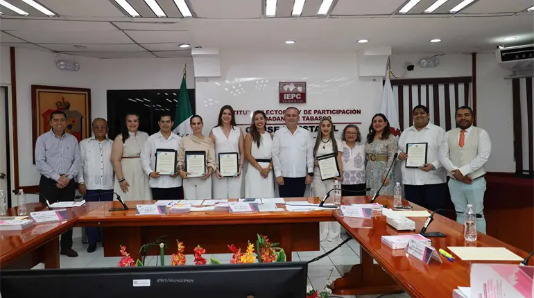 Entrega IEPC constancia de mayoría a 72 juzgadores locales, entre ellos, a Efraín Reséndez