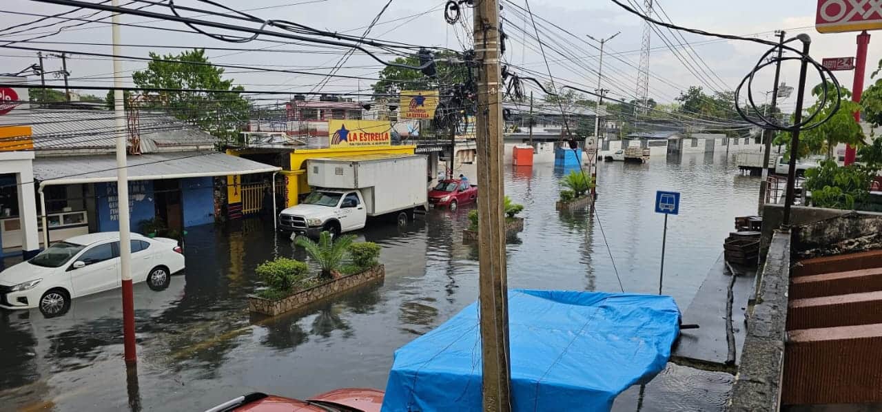 Tromba sorprende a Jalapa, derriba árboles y genera fallas de energía