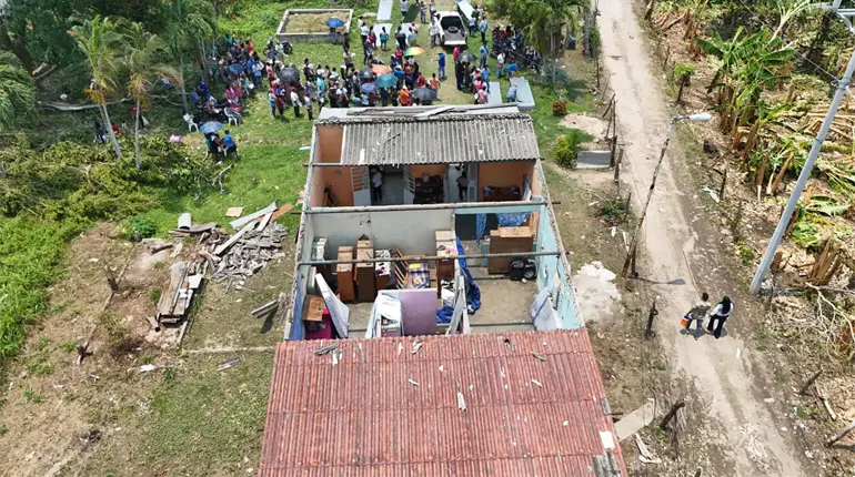 Apoyan con láminas a familias de Centro afectadas por tromba del miércoles