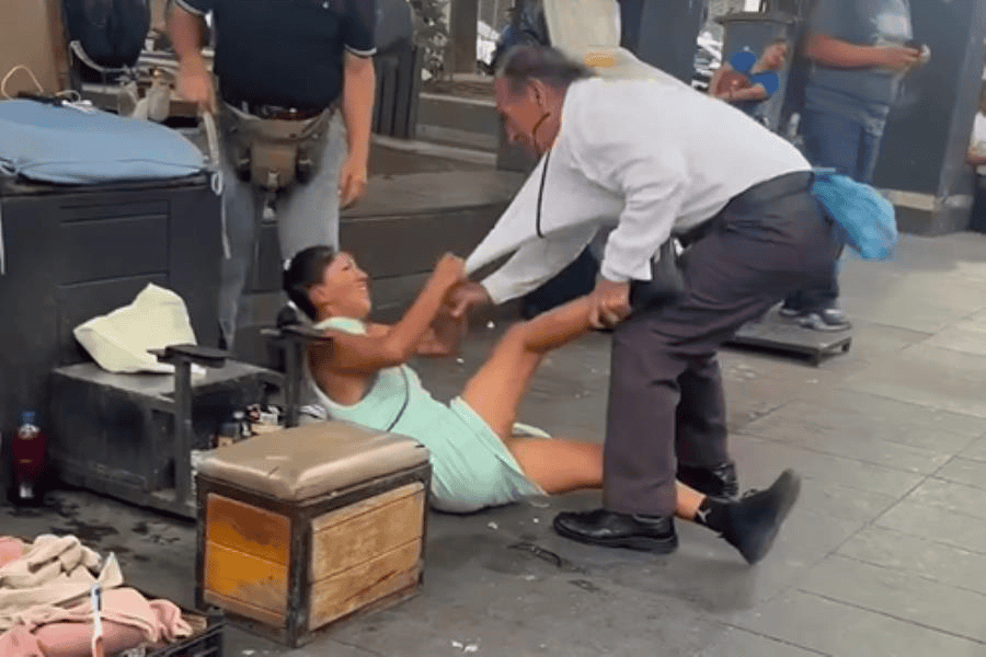 Hombre golpea a mujer en pleno Parque Juárez
