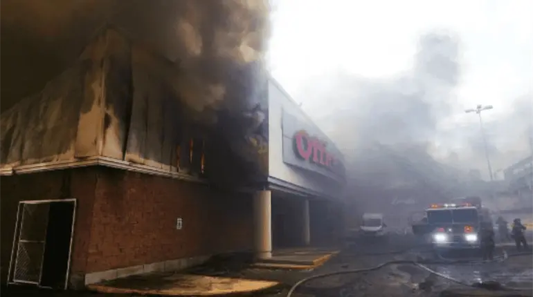 Incendio consume Office Depot en Querétaro; no se registraron heridos