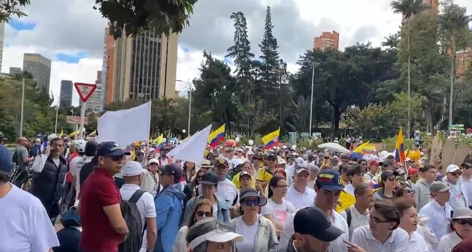 Protestan contra violencia en Colombia, a una semana del atentado contra el precandidato Miguel Uribe