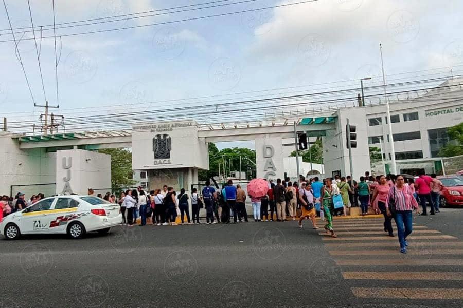 Por seguridad y apoyo moral, abarrotan padres sede de examen de admisión a la UJAT durante el primer día Por seguridad y apoyo moral, abarrotan padres sede de examen de admisión a la UJAT durante el primer día