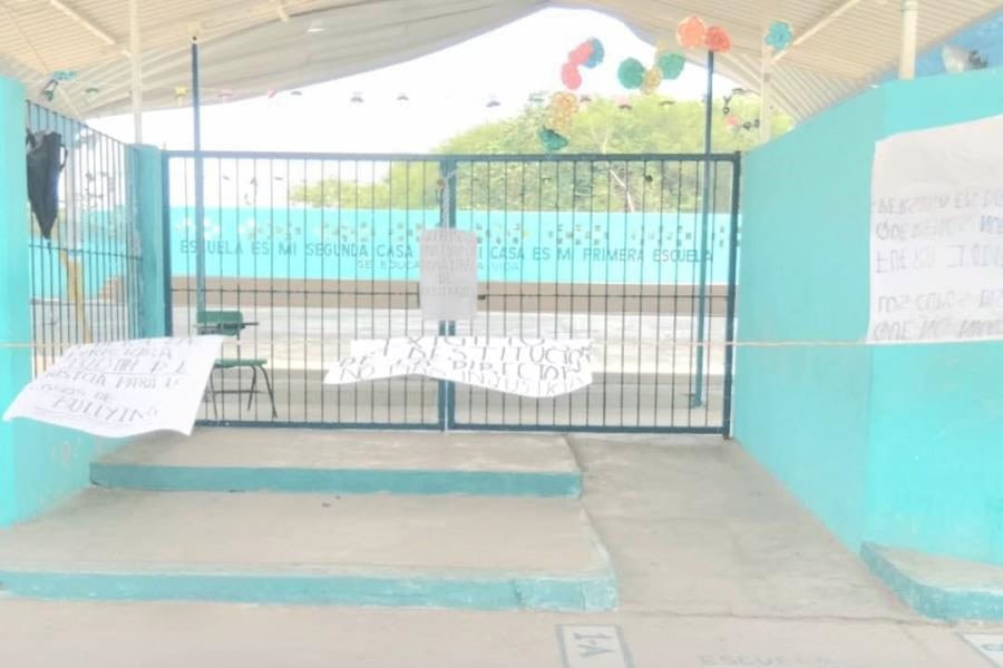 Papás cierran primaria en Valle Real, Pomoca; piden cambio de directora