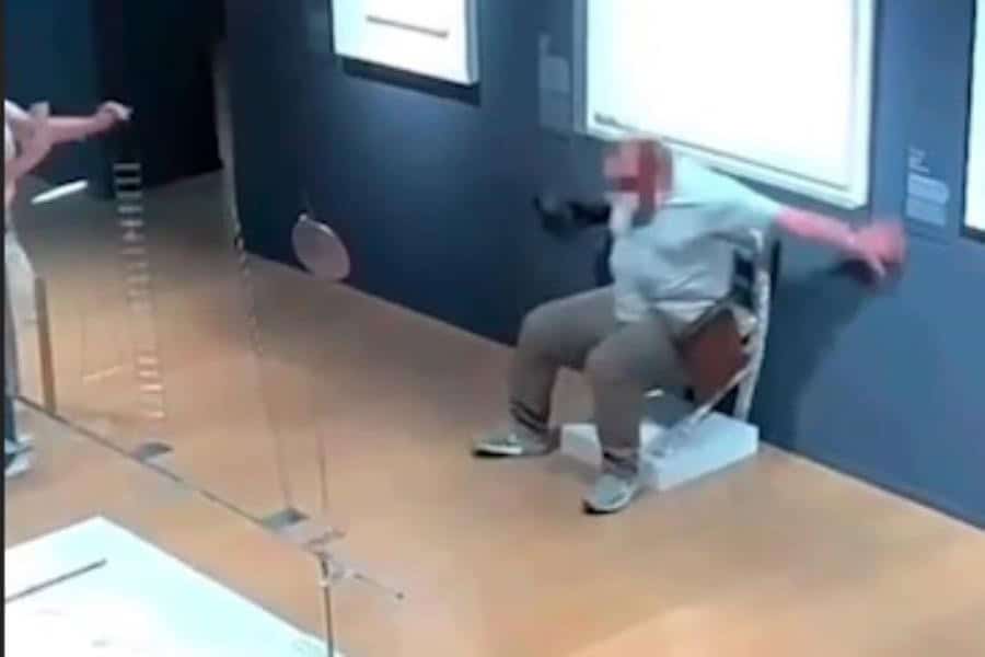 ¡Por una foto! Turista rompe silla ‘Van Gogh’ hecha con cristales Swarovski, valuada en 40 mil euros