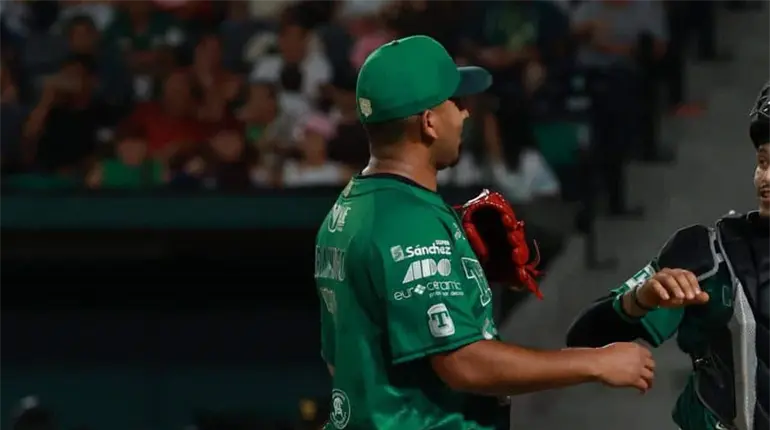 En el debut de Santana como manager, Olmecas le pega 11-2 a Durango