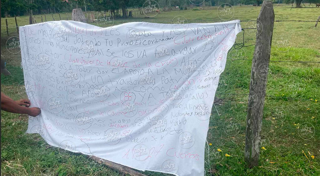 Dejan manta con amenazas en carretera principal de Chacalapa 2da de Jalpa