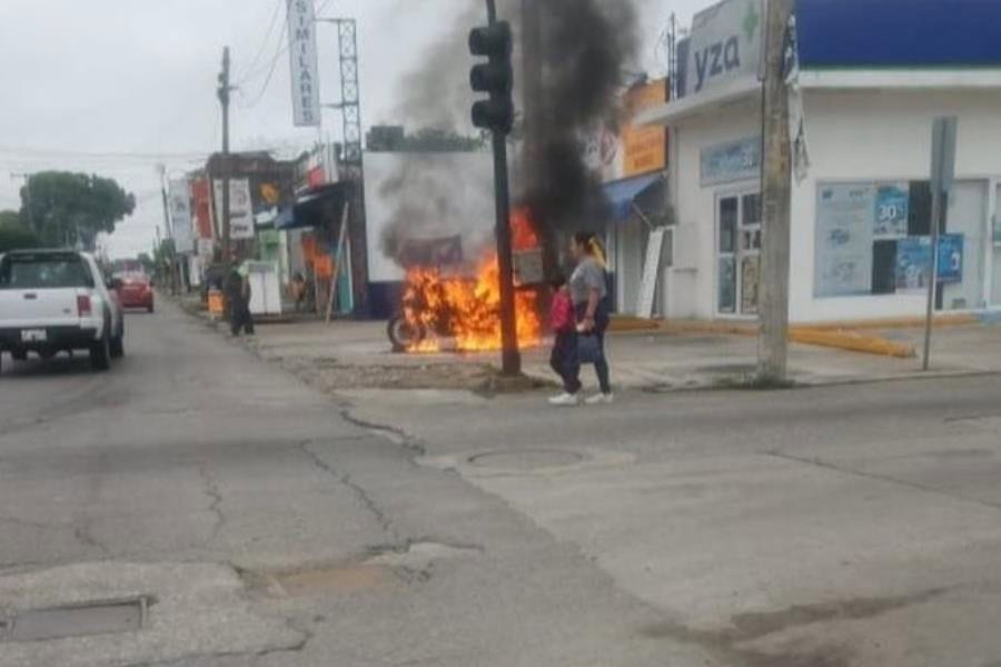 Cortocircuito incendia motocicleta en Comalcalco