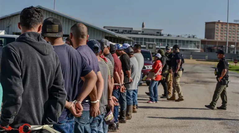 ICE arresta a dos mexicanos y otros 82 migrantes en hipódromo de Louisiana