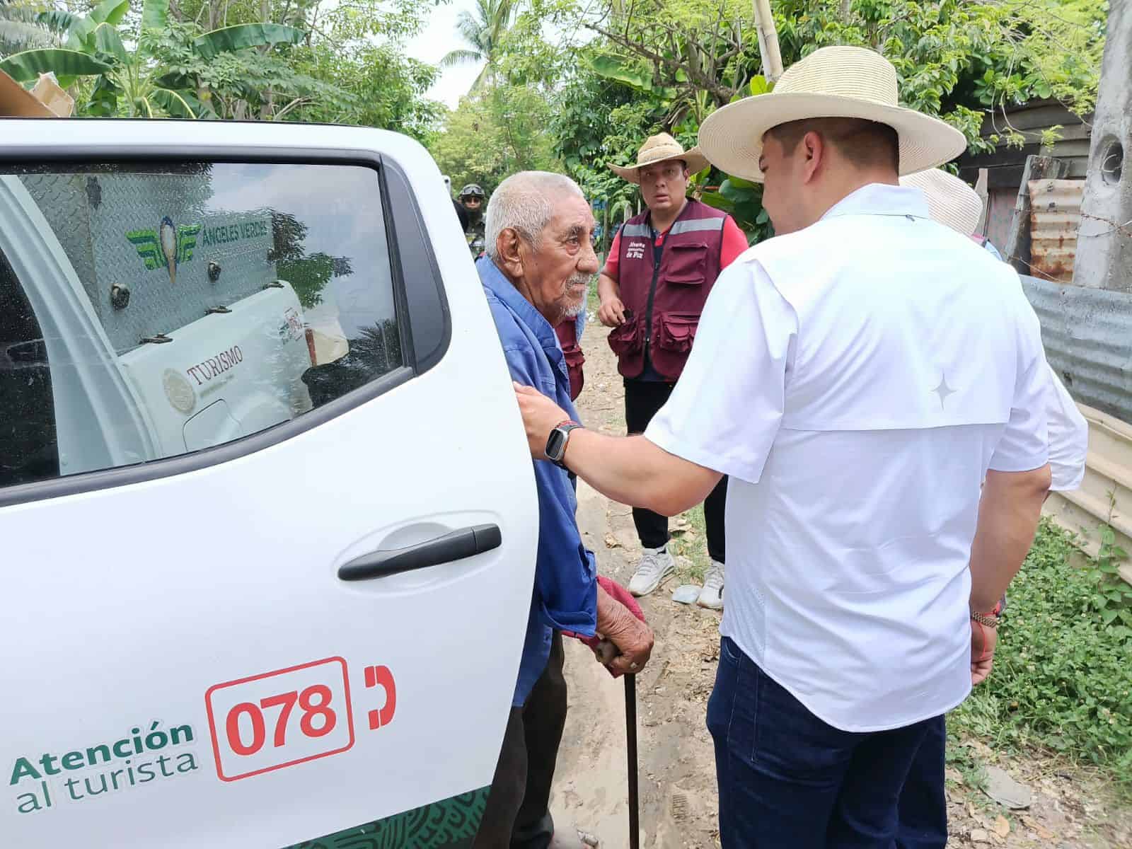 Tabasco dona dos camionetas pick up a Turismo federal