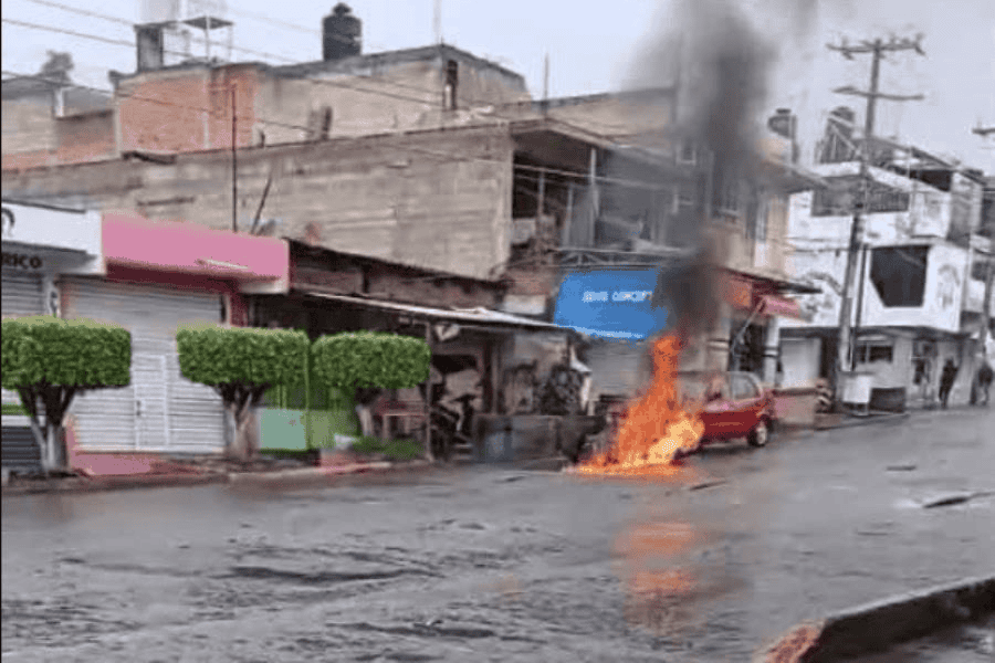 Reportan fuertes enfrentamientos armados e incendios en locales de Zitácuaro, Michoacán