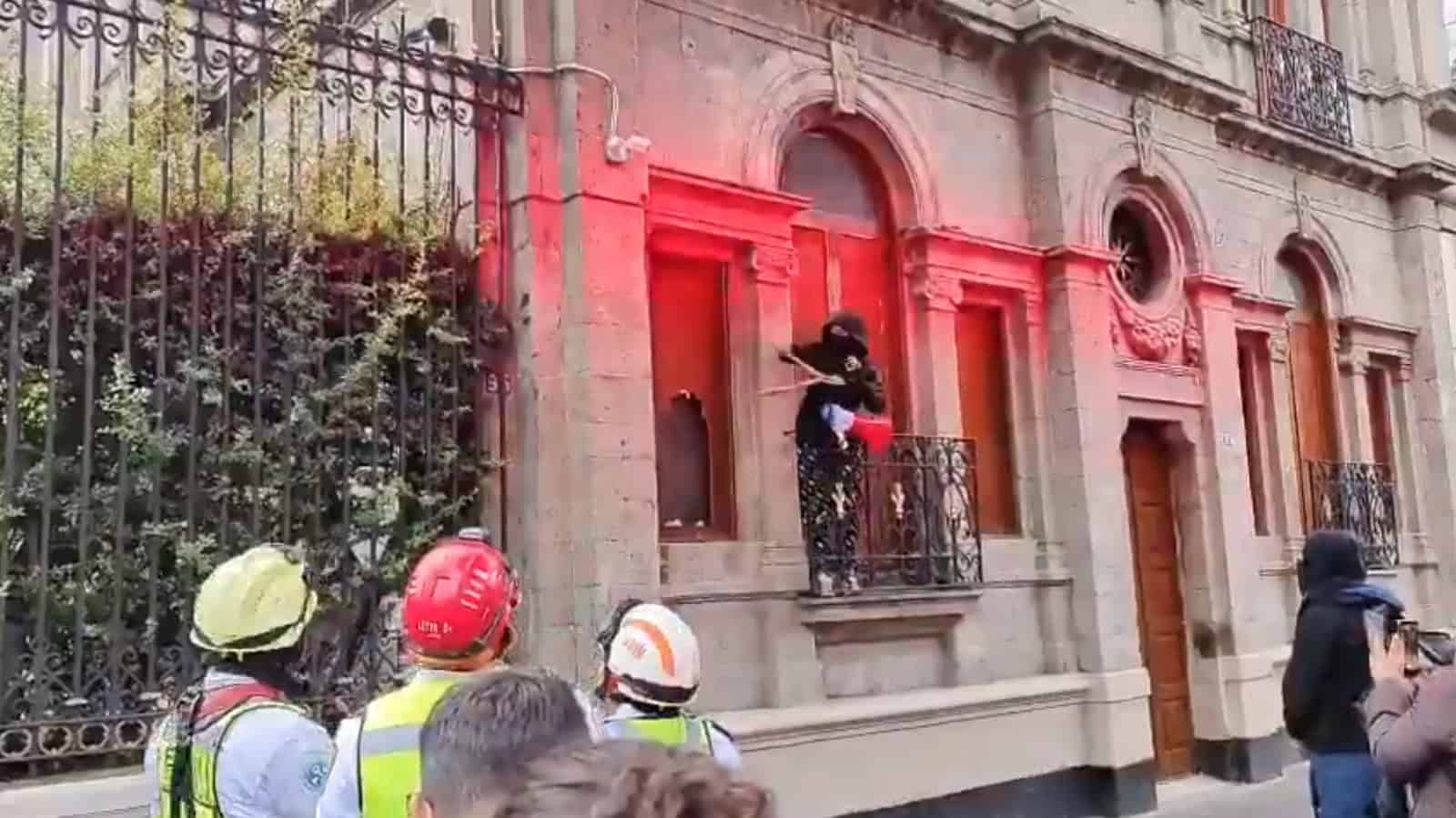 Colectivo feminista protesta en la Segob para exigir audiencia por caso de abuso sexual