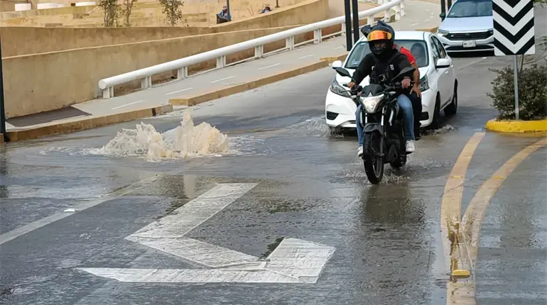 Critica Andrade a Sedatu por obras en Malecón tras aparición de fugas en tramo de Centro y Mercado