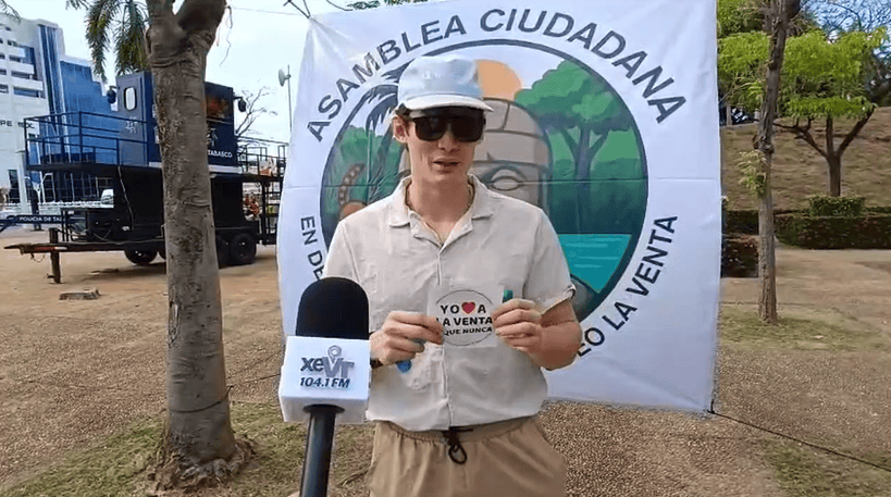 Colectivo ciudadano realiza pega de calcomanías para en defensa del Parque-Museo La Venta
