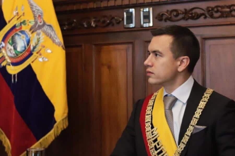 Noboa elimina seguros médicos privados y autos de lujo para funcionarios en Ecuador