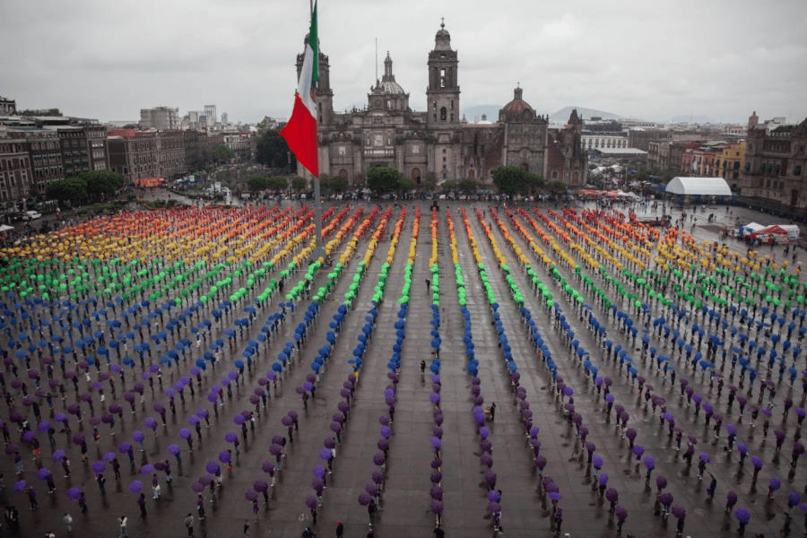 El Zócalo de CDMX se llena de baile y color para formar la bandera LGBT más grande del mundo
